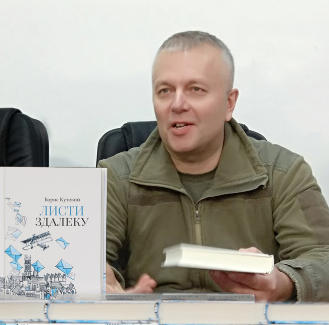 Офіцер ЗСУ Борис Кутовий презентує книжку «Листи здалеку», яка надійде в місцеві бібліотеки. Фото з сайту armyinform.com.ua